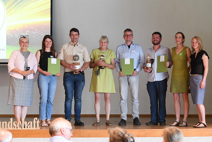 Gruppenbild auf Bühne