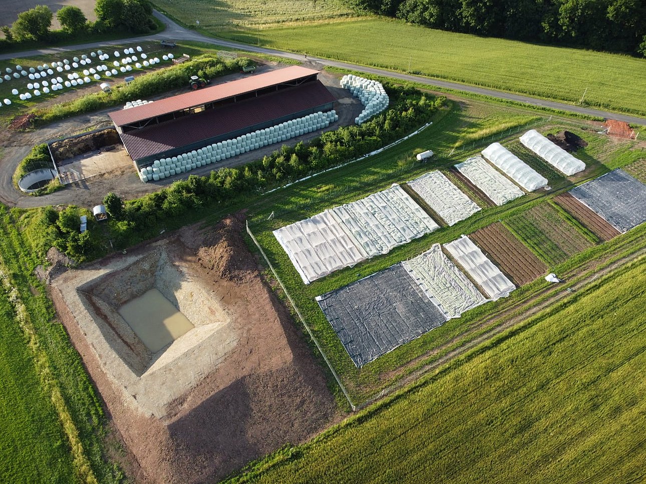 Rinderstall mit angrenzendem Gemüseacker ©H.Hartmann