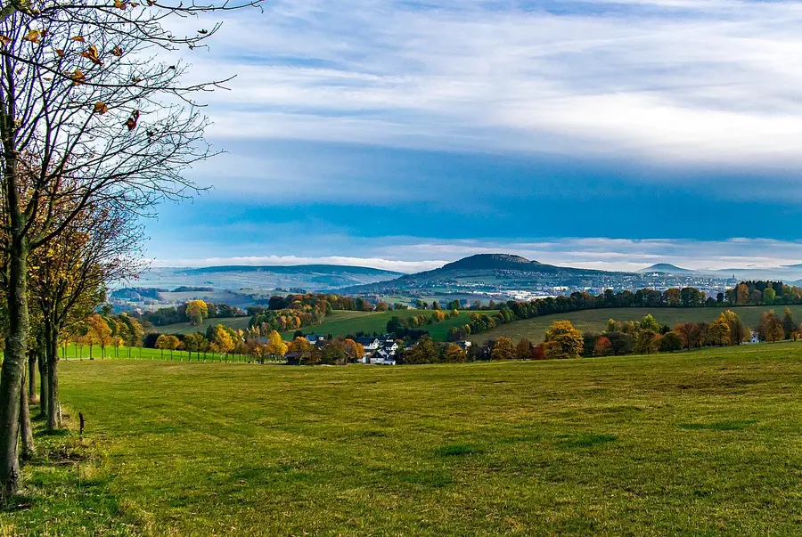 Wiese mit hügeligem Hinterland
