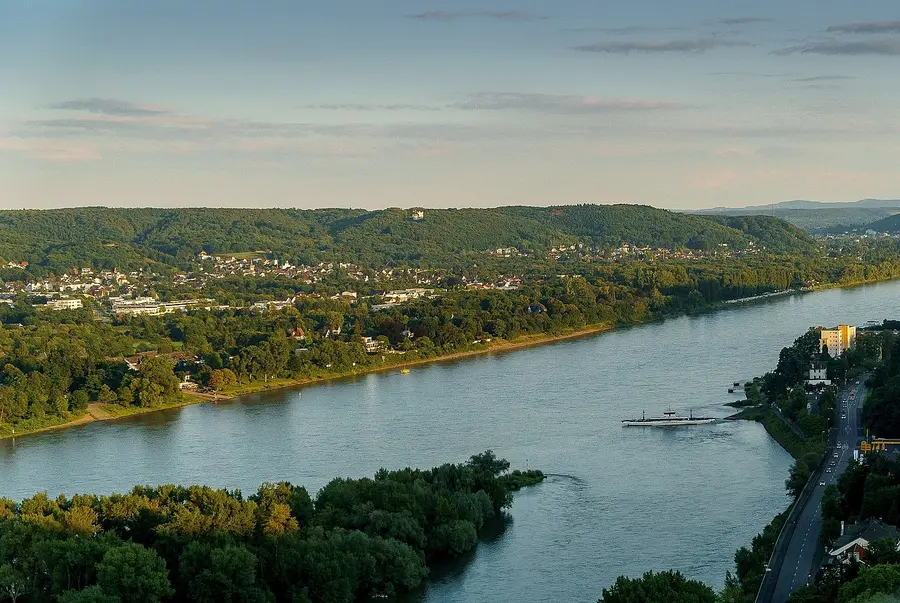 Im Vordergrund das Rheintal und das bewaldete Siebengebirge im Hintergrund