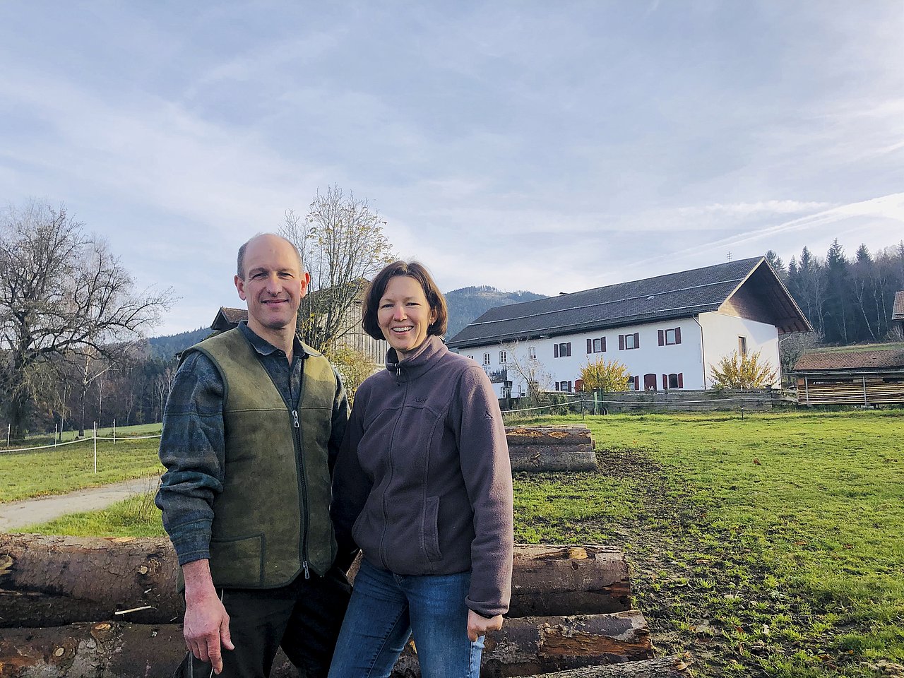 Ein Ehepaar steht auf ihrem Hof